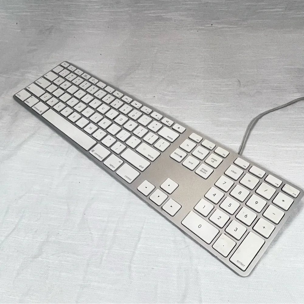 Apple A1243 Wired USB Keyboard with Numeric Keypad